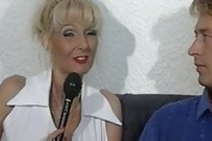 Sandra Foxxx maturbiert neben Reporter